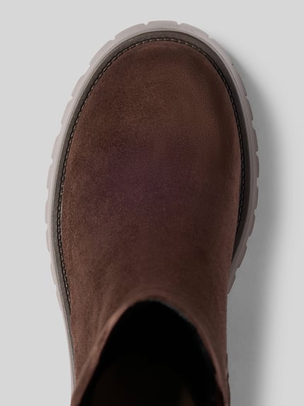 Produktfoto, Chelsea Boots in Wildleder-Optik von BIANCO, braune Farbe, abgerundete Form, profilierte Sohle, elastischer Einsatz, Detailaufnahme, Damenmodell, Absatz 4 cm, Schafthöhe 17 cm, Schaftweite 12 cm.