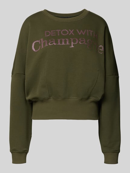 Produktfoto, oversized sweatshirt aus reiner Baumwolle von miss goodlife, olijfgroen met statement-print, ronde hals, elastische boorden, rechte vorm, zachte textuur