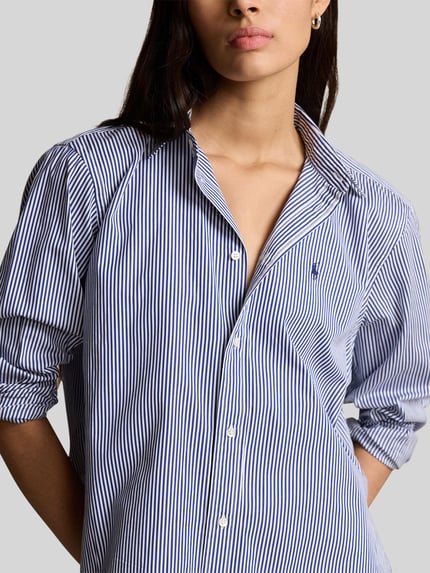Frauenmodel trägt Slim Fit Hemdbluse aus reiner Baumwolle von Polo Ralph Lauren, Optik: gestreift, Logo-Detail, Nahaufnahme Oberkörper