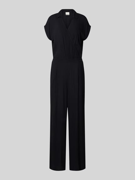Produktfoto, schwarzer Jumpsuit aus Reine Viskose mit V-Ausschnitt, Umlegekragen, Kappärmel, Wickel-Optik, taillierter Schnitt, Modell 'MARRAKECH' von ICHI, Rückenlänge 146 cm, Brustweite 43 cm, Gesamtlänge 146 cm, Innenbeinlänge 74 cm.