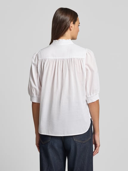 Vrouwenmodel draagt witte katoenen dames blouse met opstaande kraag en pofmouwen, Regular fit model 'CALISTE' van Soyaconcept, ruglengte maat S 59 cm, mouwlengte maat S 38 cm, knoopsluiting, puur katoen, Ganzkörperansicht Rückansicht.