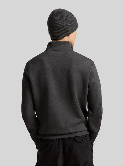 Männermodel trägt Relaxed Fit Troyer aus Baumwoll-Mix von Polo Ralph Lauren in Dunkelgrau, glatte Oberfläche, Ganzkörperansicht Rückansicht.