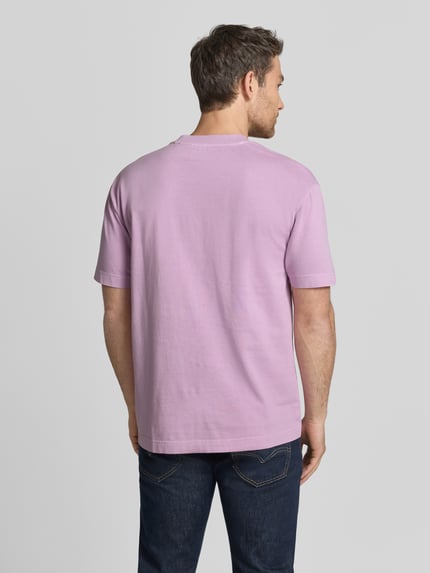 Männermodel trägt Relaxed Fit T-Shirt aus reiner Baumwolle von Marc O'Polo, Optik: Unifarben, Label-Stitching-Applikation, Ganzkörperansicht Rückansicht.