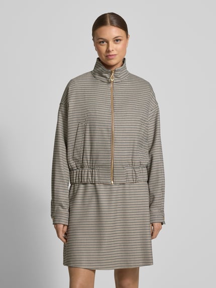Frauenmodel trägt Regular Fit Kurzblazer mit Allover-Muster Modell 'AMEFINE' von HUGO im Hahnentritt-Look, Nahaufnahme Oberkörper.