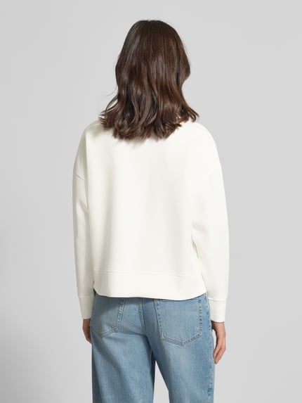 Frauenmodel trägt Boxy Fit Sweatshirt mit O-Neck und Blumen-Print im 2er-Pack von Christian Berg Woman, Elastischer-Material-Mix, Ganzkörperansicht Rückansicht.