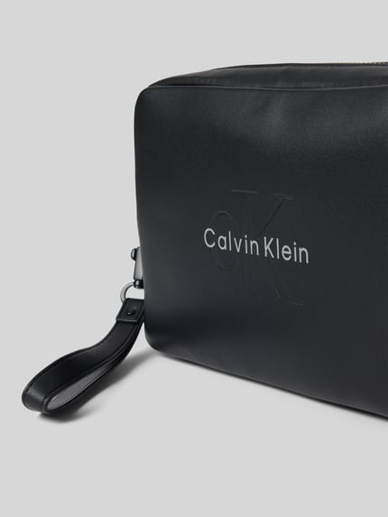 Produktfoto, schwarze Henkeltasche mit Label-Prägung von CK Calvin Klein, glatte Oberfläche, silbernes Logo, Herren