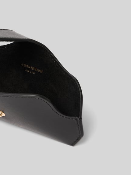 Produktfoto, Sonnenbrillenetui aus Leder von Victoria Beckham, kolor czarny, powlekane, uchwyt, klapka, detal z logo, główna przegroda