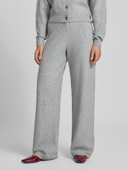 Frauenmodel trägt Wide Fit Strickhose mit geripptem Bund von REVIEW, grau, elastisch, Material-Mix, Ganzkörperansicht von vorne.