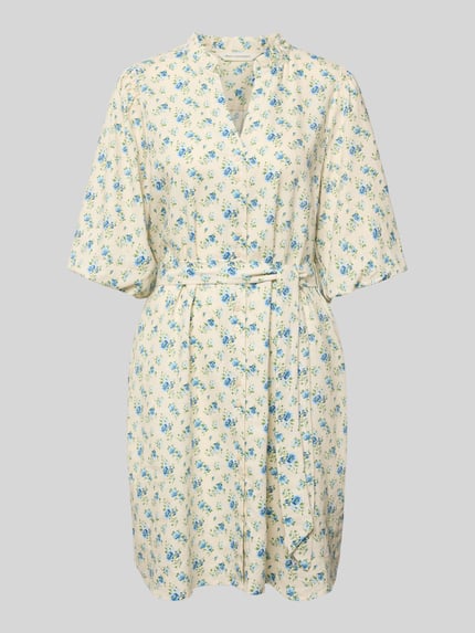 Produktfoto, knielang dames jurk van linnenmix model 'Solfried' van MSCH Copenhagen met viscose, getailleerd, halflange mouwen, opstaande kraag met ruches, wit met blauw bloemenpatroon, gladde textuur