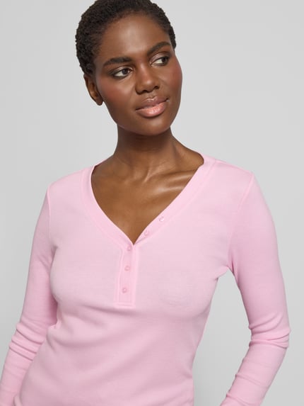 Vrouwenmodel draagt Slim Fit Shirt met lange mouwen met sierknoopsluiting in mêlee look en ribmateriaal van s.Oliver RED LABEL, Nahaufnahme Oberkörper.