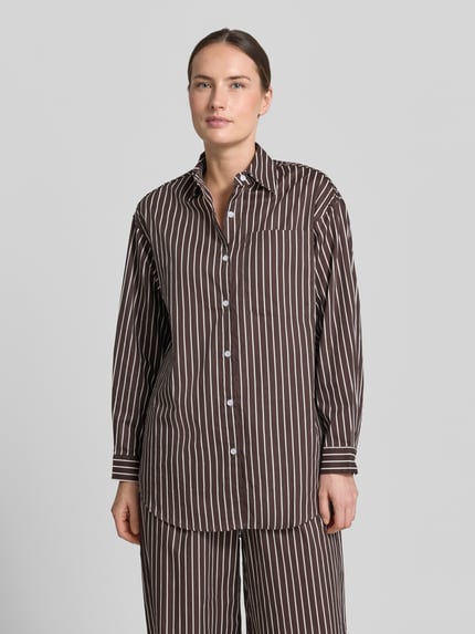 Modelka kobieca nosi Regular Fit Bluse aus reiner Baumwolle Modell 'MAVIE' von VILLA SOPHIE w brązowo-białe paski, krój regular fit, długi rękaw, kołnierzyk koszulowy, materiał bawełna, z przodu widok całego ciała.