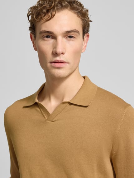 Męski model nosi Strickpullover mit Polokragen od Christian Berg Men w kolorze beżowym z bawełny, widok z przodu, zbliżenie na górę.