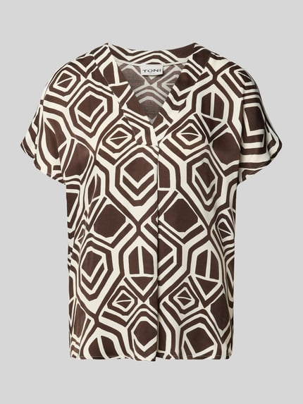 Produktfoto, Regular Fit Bluse aus Viskose Modell 'Amber' von TONI, grafisches Allover-Muster in Braun und Beige, V-Ausschnitt, glatte Textur
