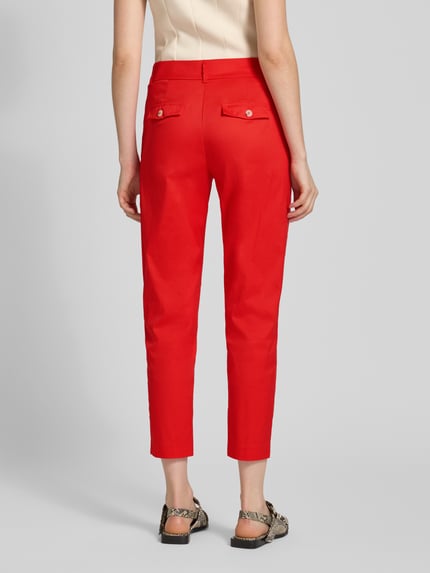 Vrouwenmodel draagt Slim Fit Stoffhose in verkürzter Passform van Christian Berg Woman, rood, katoenmix, verkorte slim fit, tailleband, steekzakken, achterzakken, geheel achteraanzicht