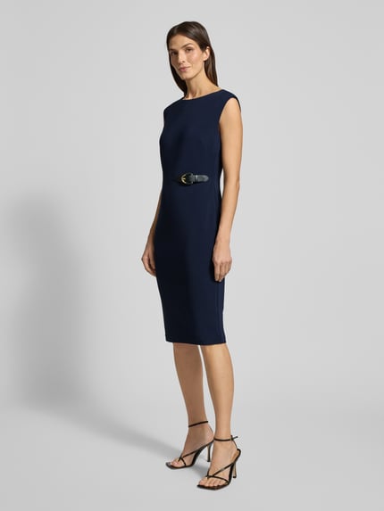Frauenmodel trägt knielanges Etuikleid Modell 'JAVILLA' von Lauren Ralph Lauren aus dunkelblauem Material-Mix mit Viskose-Anteil, Gerader-Schnitt, Rundhalsausschnitt; Ganzkörperansicht von vorne.