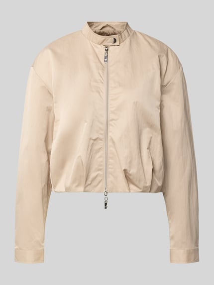 Produktfoto, Cropped Jacke mit Zweiwege-Reißverschluss von monari in Beige mit Stehkragen, Knopfverschluss, Szerokość w rozmiarze 36: 44 cm, długość tyłu: 49 cm, szerokość ramion: 50 cm, długość rękawa: 56 cm, gładka tekstura