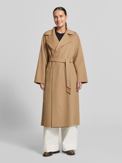 Frauenmodel trägt beigen Regular Fit Mantel aus Schurwoll-Mix Modell 'OPEROSO' von Weekend Max Mara, glatte Textur, Ganzkörperansicht von vorne.
