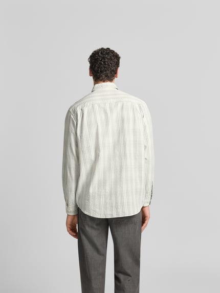 Mannelijk model draagt Relaxed Fit vrijetijdsoverhemd met borstzak van ANNARR, puur katoen, kentkraag, met lange mouwen, ruglengte maat M 80 cm, schouderbreedte 47 cm, mouwlengte 70 cm, lichte tinten met fijne strepen, gladde textuur, geheel zichtbaar van achteren