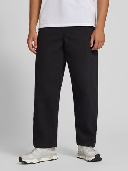 Männermodel trägt Straight Fit Jeans aus reiner Baumwolle von REVIEW, schwarze Farbe, Eingrifftaschen, Nahaufnahme Unterkörper, KI-modifiziertes Bild.