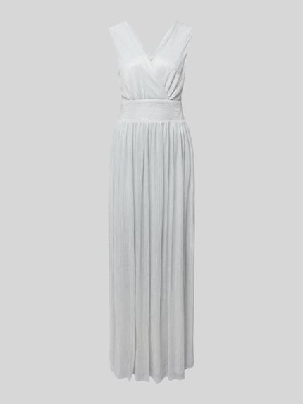 Produktfoto, Regular Fit Abendkleid in Plissee-Optik von GUIDO MARIA KRETSCHMER WOMAN, ärmelloses Design mit V-Ausschnitt, taillierte Passform, silberfarben, feine Faltenstruktur, Rückenlänge 155 cm, Brustweite 31 cm bei Größe 36.