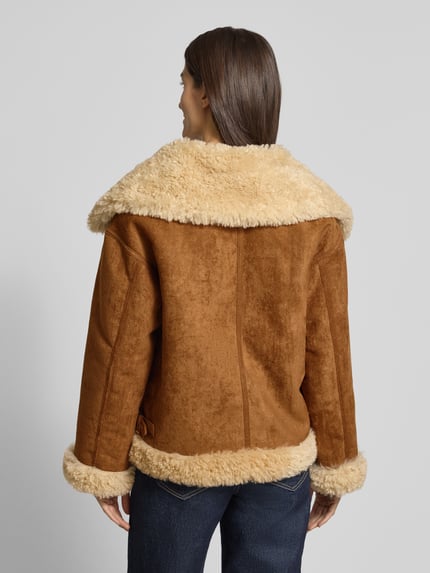 Frauenmodel trägt Jacke mit Futter aus Teddyfell Modell 'ADRIANA' von Mango in Braun mit Relaxed Fit, Umlegekragen, Reißverschluss, Eingrifftaschen, auffällige Textur, Rückenlänge 63 cm, Schulterbreite 52 cm, Brustweite 56 cm, Ärmellänge 55 cm, Ganzkörperansicht Rückansicht.