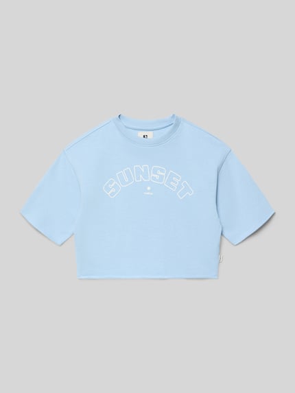 Produktfoto, Cropped T-Shirt mit Logo-Print von Garcia, jasnoniebieska bawełna, krój cropped fit, nadruk z logo, okrągły dekolt, długość pleców w rozmiarze 140: 38 cm