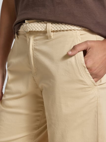 Frauenmodel trägt Regular Fit Bermudas aus Baumwoll-Mix von s.Oliver RED LABEL in Optik: Unifarben, Twill-Textur, Nahaufnahme Oberkörper.
