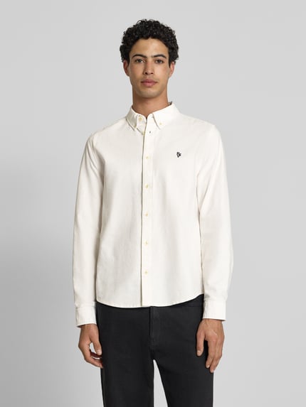 Männermodel trägt Regular Fit Freizeithemd mit Button-Down-Kragen von REVIEW in Weiß, Reine Baumwolle, Label-Stitching, Ganzkörperansicht von vorne. Rückenlänge bei Größe M: 75 cm, Schulterbreite bei Größe M: 45 cm, Ärmellänge bei Größe M: 67 cm.