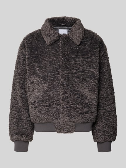 Produktfoto, Jacke aus Teddyfell Modell 'CAMDEN' von Edwin, Regular Fit, Umlegekragen, braune Struktur, weiche Textur, Vorderansicht