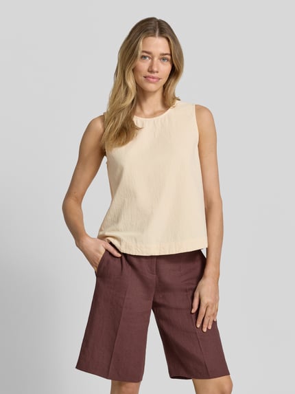 Frauenmodel trägt Top mit Rundhalsausschnitt von Soyaconcept, Reine Baumwolle, Gerader-Schnitt, Modell 'CISSIE', cremefarben, Ganzkörperansicht von vorne.