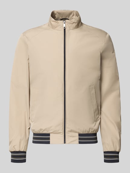 Produktfoto, Blouson mit Stehkragen und Reißverschluss von Geox in Beige, Regular-Fit, Eingrifftaschen, Maße: Rückenlänge 68 cm, Schulterbreite 46 cm, Brustweite 56 cm, Ärmellänge 68 cm