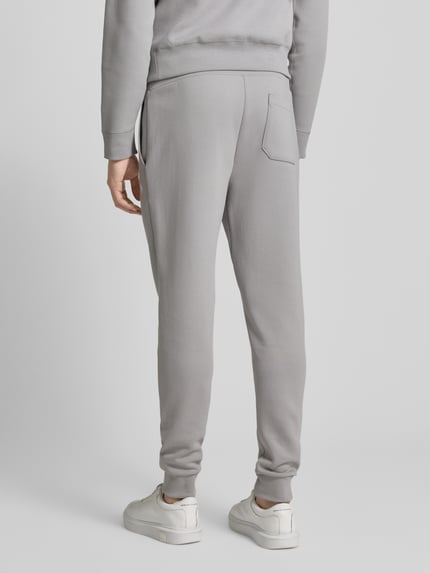 Männermodel trägt Sweatpants mit elastischem Bund von Polo Ralph Lauren aus Baumwoll-Mix, lockerer Schnitt, Ganzkörperansicht Rückansicht.