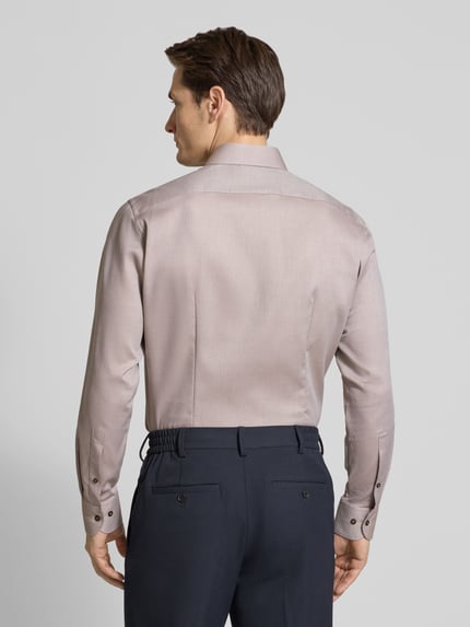 Männermodel trägt Regular Fit Business-Hemd aus Baumwolle mit Kentkragen von OLYMP, hellbeige, Knopfleiste, Rückenansicht, Ganzkörperansicht Rückansicht