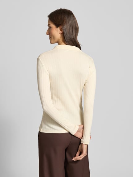 Vrouwenmodel draagt Slim Fit Langarmshirt uit katoen-modal-mix van Marc O'Polo, effen beige, lange mouwen, ribtextuur. Volledige achterkant.