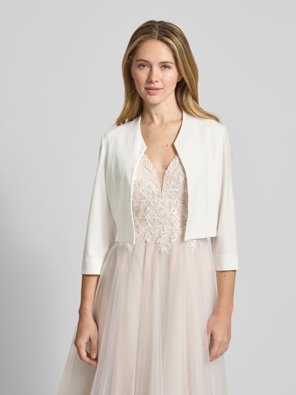 Frauenmodel trägt Bolero mit offener Vorderseite von Vera Mont, Material-Mix mit Stretch-Anteil, Gerader-Schnitt, Sportmanschetten; Nahaufnahme Oberkörper.