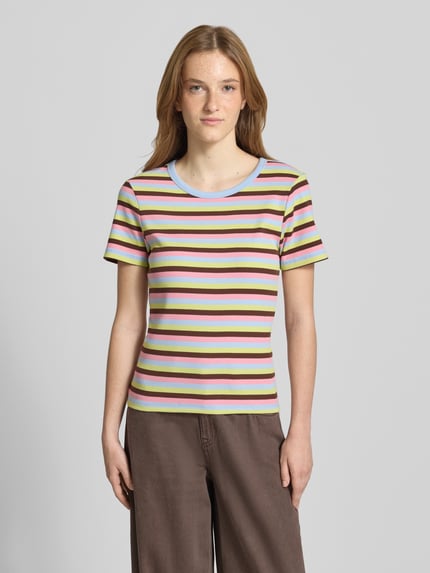 Frauenmodel trägt Damen T-Shirt Slim Fit T-Shirt aus Baumwoll-Mix Modell 'MAY' von Pieces, bunte Streifen, Ganzkörperansicht von vorne.