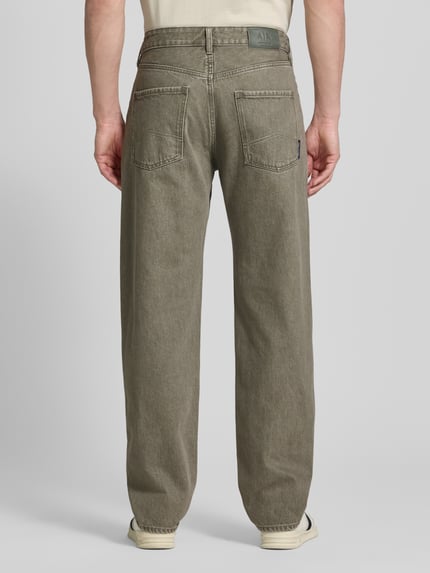 Mężczyzna nosi Relaxed Straight Jeans im Five-Pocket-Style od ARMANI EXCHANGE, bawełna, krój relaxed straight fit, Szerokość w rozmiarze 32/32: 45 cm, długość nogawki: 81 cm, widok całej sylwetki z tyłu