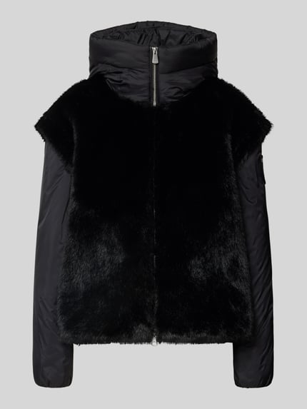 Produktfoto, schwarze Regular Fit Jacke aus Kunstfell Modell 'JUNIPER' von Blauer USA, Zweiwege-Reißverschluss, Stehkragen, strukturierte Oberfläche