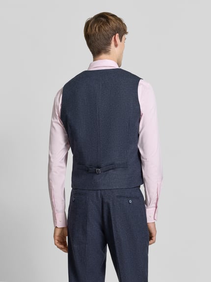 Mannelijk model draagt Regular Fit bodywarmer met wol van Christian Berg Men in donkerblauw, knoopsluiting, v-hals, ruglengte maat 50: 59 cm, Ganzkörperansicht Rückansicht.