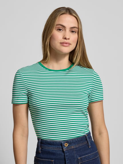 Frauenmodel trägt T-Shirt mit Rundhalsausschnitt Modell 'ALLI' von Lauren Ralph Lauren im Baumwoll-Elasthan-Mix, grün-weiß gestreift, Regular Fit, Rückenlänge 57 cm bei Größe S, Nahaufnahme Oberkörper.