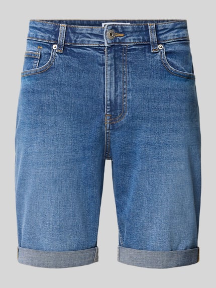 Produktfoto, Slim Fit Jeansshorts mit Umschlag von REVIEW, niebieski dżins, krój slim fit, bawełna z elastanem, kieszenie, szerokość w rozmiarze M 42 cm, długość wewnętrzna nogawki 28 cm