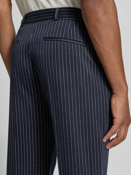 Männermodel trägt Straight Fit Hose mit Schurwoll-Anteil Modell 'Connor' von Zuitable, feine Nadelstreifen, Material-Mix, Detailaufnahme.