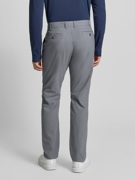 Männermodel trägt Stoffhose mit Gesäßtaschen von MCNEAL, grau, gerader Schnitt, Baumwoll-Mix, Ganzkörperansicht Rückansicht.