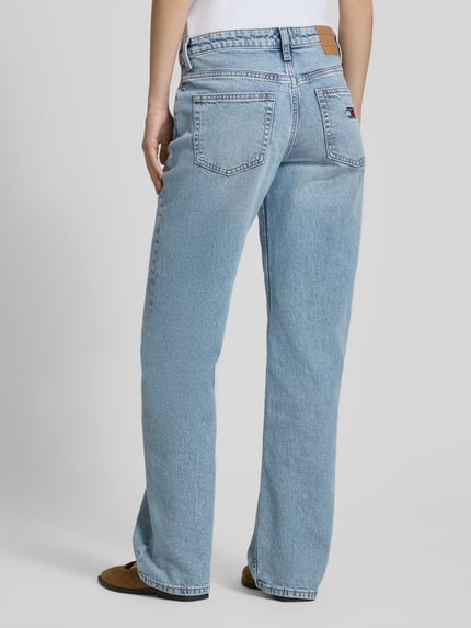 Frauenmodel trägt Straight Fit Jeans aus Baumwoll-Mix Modell 'SOPHIE' von Tommy Jeans, stylizowana na denim, 5 kieszeni, naszywka z logo, wyhaftowane logo, zapięcie na guzik i kryta listwa guzikowa, splot twill, mieszanka bawełny, Ganzkörperansicht Rückansicht.