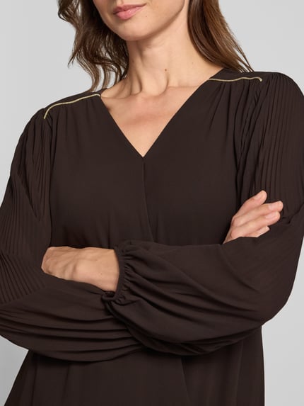 Frauenmodel trägt Bluse mit V-Ausschnitt Modell 'Be44rtaa' von ZABAIONE, dunkle Farbe, elastische Ärmel, Nahaufnahme Oberkörper