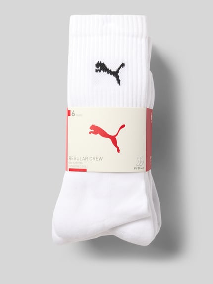 Produktfoto, weiße Socken aus Baumwoll-Mix im 6er-Pack von PUMA mit schwarzem Logo auf strukturiertem Stoff vor grauem Hintergrund