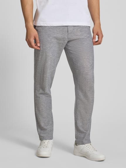 Męski model nosi Tapered Fit Hose mit Eingrifftaschen Modell 'STACE' od Jack & Jones, szary, materiał z bawełną, Ganzkörperansicht z przodu. Szerokość w rozmiarze 32/32: 45 cm, długość nogawki wewnętrznej: 77 cm.