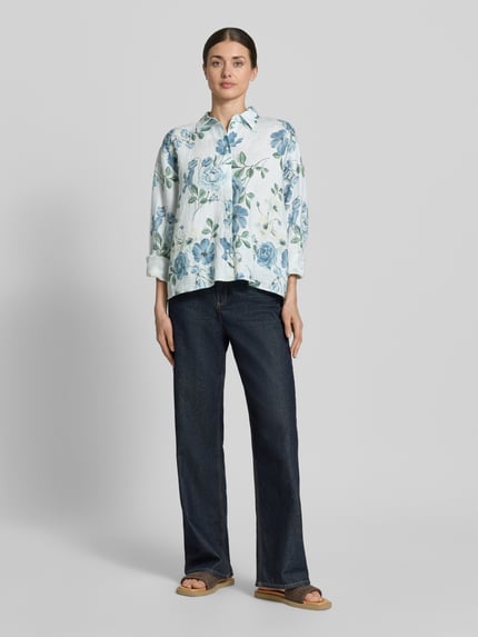 Frauenmodel trägt Regular Fit Hemdbluse aus Leinen von Jake*s Collection mit floralem Muster, Kentkragen und Knopfleiste, Ganzkörperansicht von vorne. Rückenlänge bei Größe 36: 64 cm, Ärmellänge 57 cm.