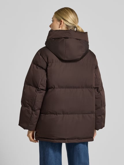 Vrouwenmodel draagt Pufferjacke mit Kapuze Modell 'Hilena' van OPUS in effen kleur, lang, met ritssluiting, lange mouwen, geribde mouwboord, rechte rompzoom, zij-steekzakken, longline Look, Ganzkörperansicht Rückansicht