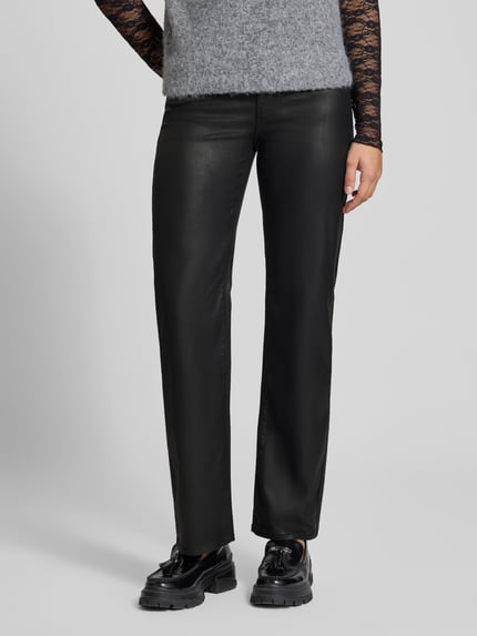 Modelka kobieca nosi czarną Mid Waist Lederhose mit matter Optik von ONLY, unikatowa faktura w stylu skóry, 5 kieszeni, zapięcie na guzik i kryty zamek, szlufki na pasek, widok na całe nogi z przodu.